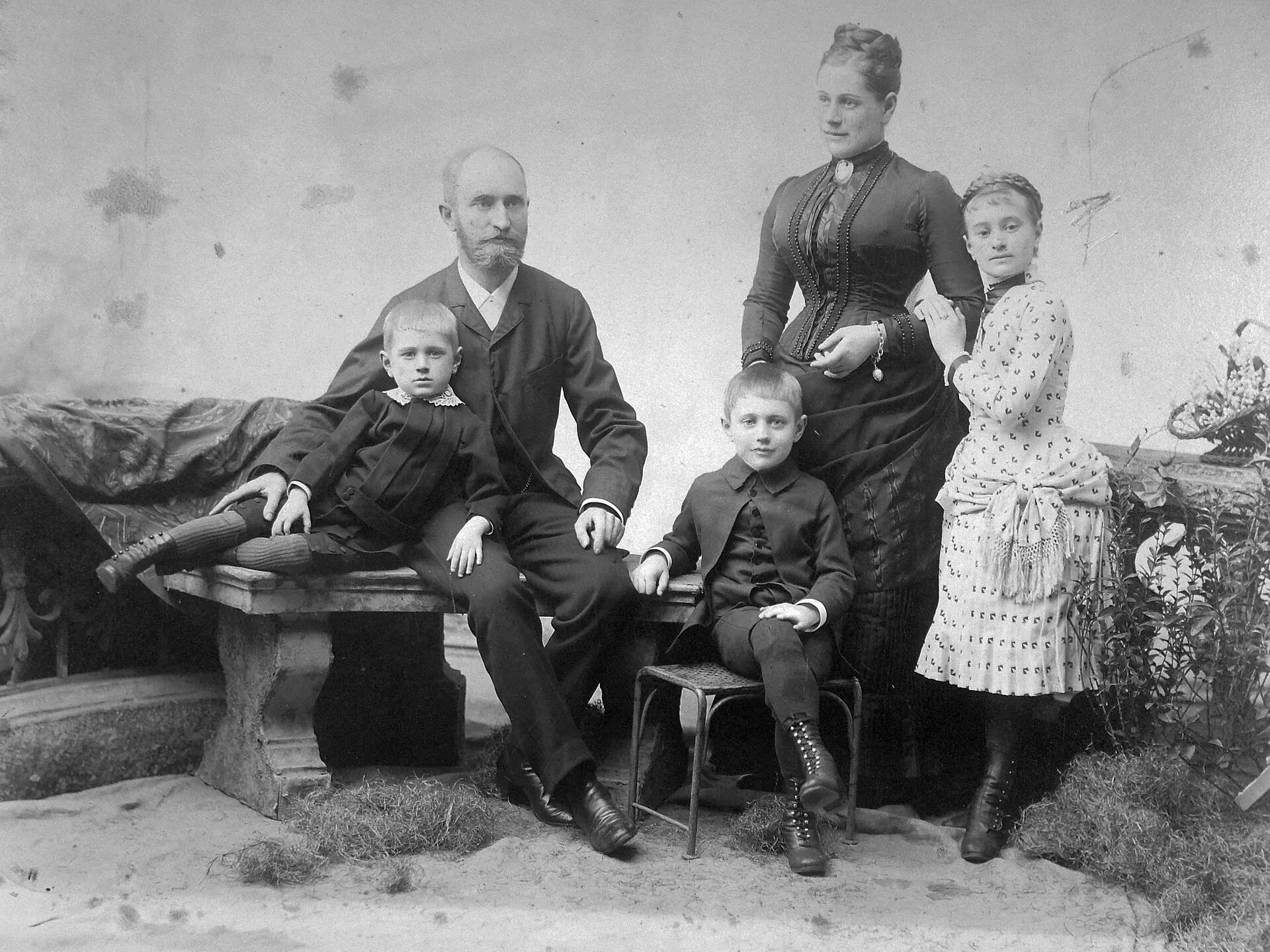 The photo: a family in 1900